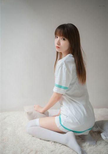 一边摸进内裤一边亲视频