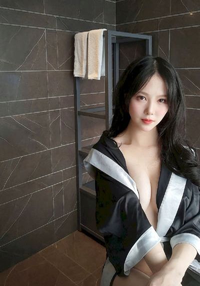 男生一边吃胸一边摸屁股视频
